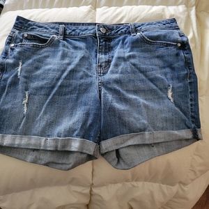 Jennifer Lopez Dark blue denim shorts
